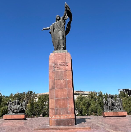 г. Бишкек. Памятники в парке Победы. 