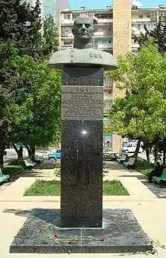 г. Баку. Памятник Борису Ванникову - генерал-полковнику инженерно-технической службы, трижды Герою Социалистического труда.