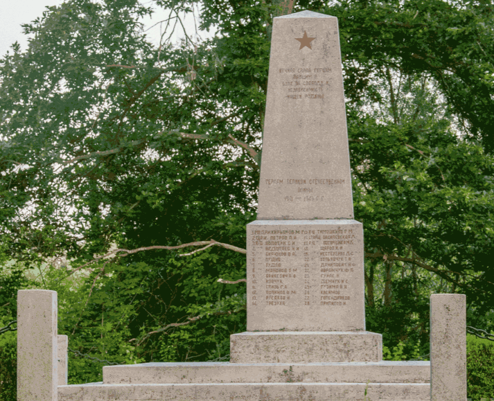 Гросспетерсдорф. Братская могила на общинном кладбище, где захоронен 371 советский воин.