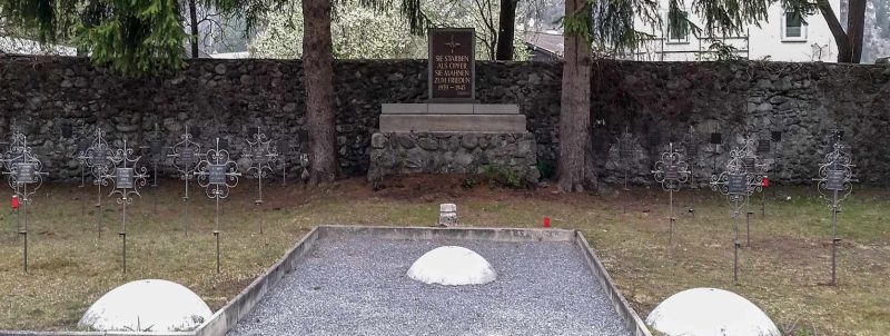 Цамс. Могилы советских воинов на интернациональном воинском участке местного кладбища.