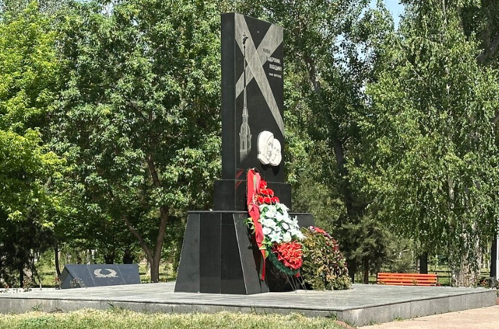 г. Бишкек. Памятник блокадникам Ленинграда в парке Победы. 