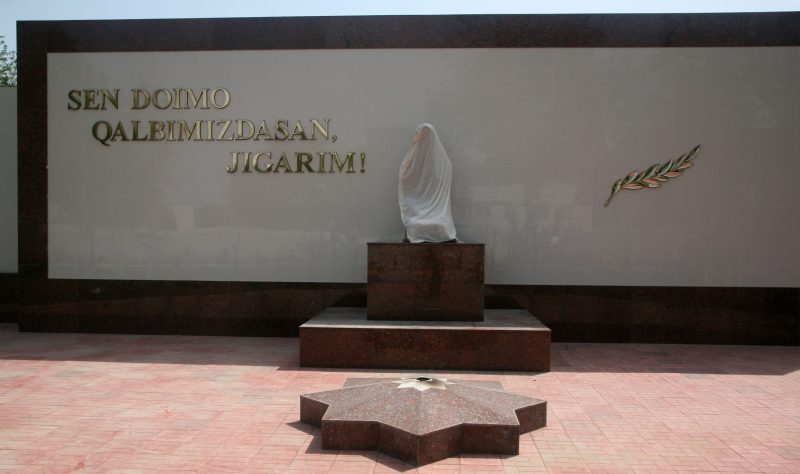 г. Пскент. Памятник Скорбящей матери.
