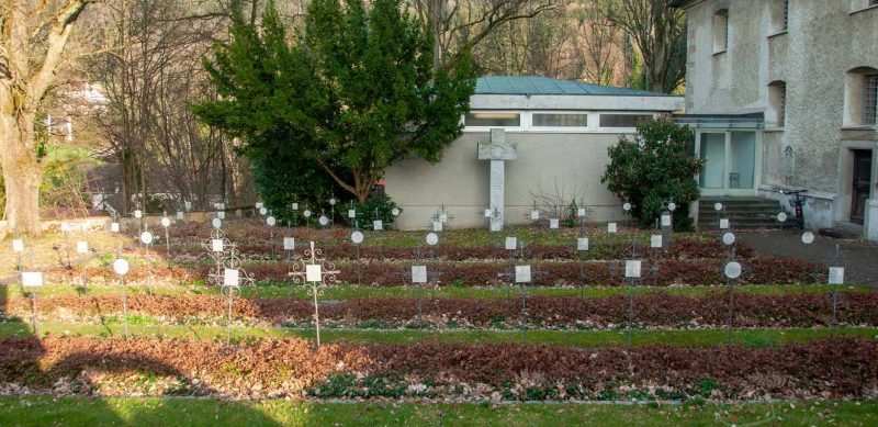 Брегенц. Индивидуальные могилы на интернациональном воинском кладбище у церкви.