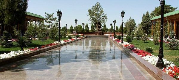 г. Самарканд. Мемориал Славы и Вечный огонь на площади Победы.