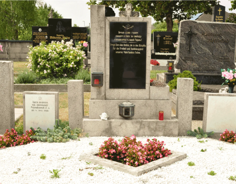 Гроссхефляйн. Братская и индивидуальная могилы на общинном кладбище.
