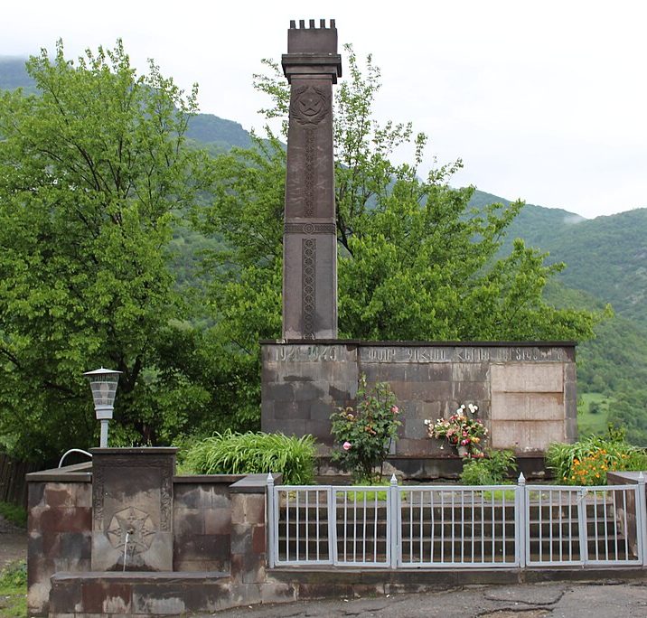 г. Капан. Памятники погибшим землякам. 