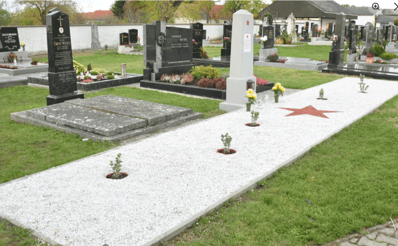 Дойч Ярндорф. Братская могила на общинном кладбище.