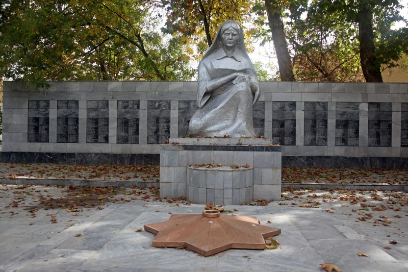 г. Сырдарья. Памятник Скорбящей матери.