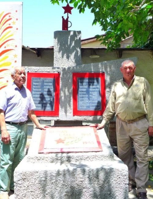 г. Душанбе. Памятник павшим журналистам, фотокорреспондентам, полиграфистам, работникам «Дома печати» во внутреннем дворе городской типографии №1.