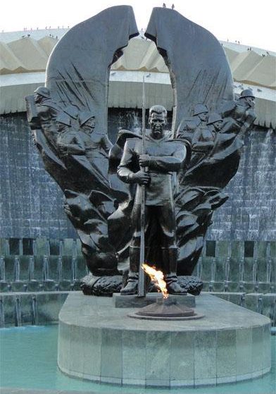г. Ашхабад. Снесенный в 2014 году памятник Атамурату Ниязову, отцу Сапармурата Ниязова, который погиб в боях за Кавказ. У основания скульптуры горел Вечный огонь.
