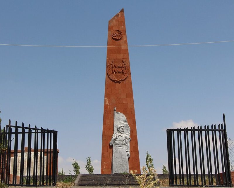 с. Талин. Обелиск советским воинам, погибшим в годы войны.