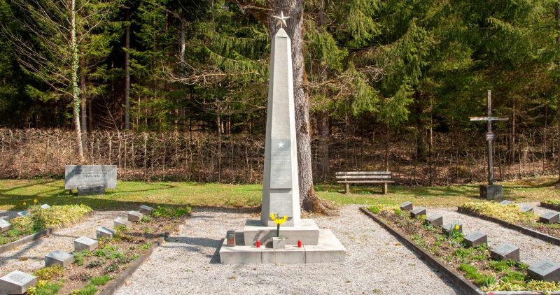 Ранквайль/Вальдуна. Два участка захоронений на воинском кладбище.
