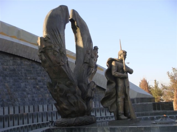 г. Ашхабад. Снесенный в 2014 году памятник Атамурату Ниязову, отцу Сапармурата Ниязова, который погиб в боях за Кавказ. У основания скульптуры горел Вечный огонь.