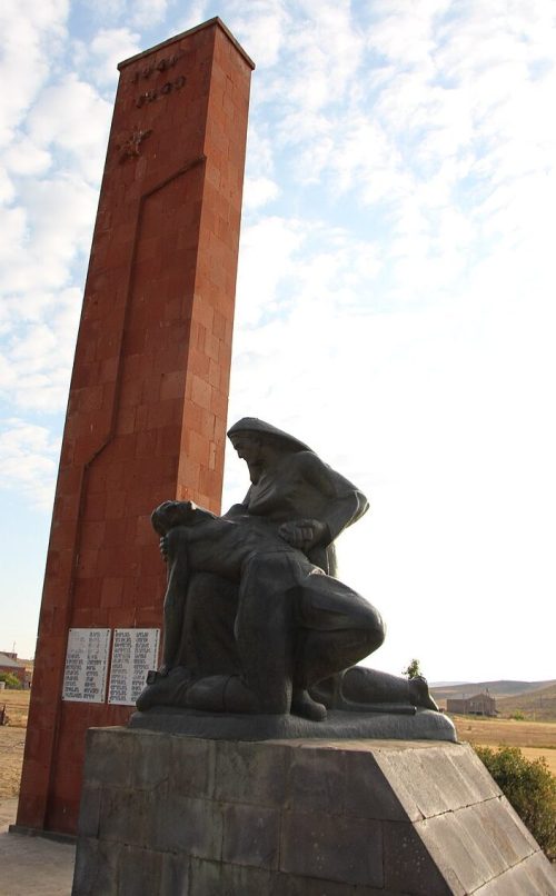 с. Цамакасар. Обелиск советским воинам, погибшим в годы войны.