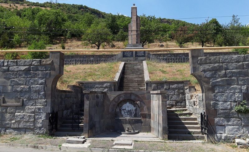 с. Караундж. Памятники погибшим землякам.