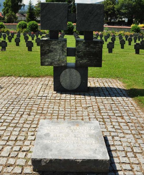 Санкт-Файт-Ан-Дер Глан. Могилы на сборном воинском захоронении общинного кладбища.