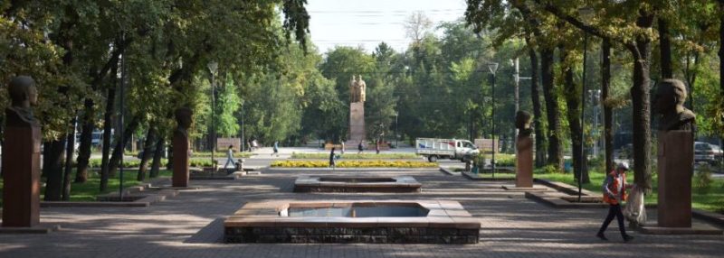 г. Бишкек. Мемориальный комплекс «Аллея героев» на бульваре Молодой Гвардии.