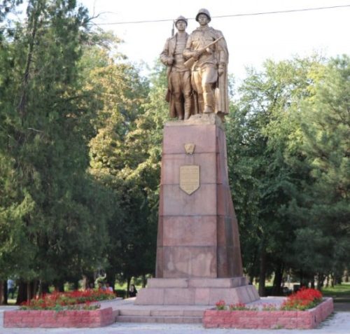 г. Бишкек. Мемориальный комплекс «Аллея героев» на бульваре Молодой Гвардии.