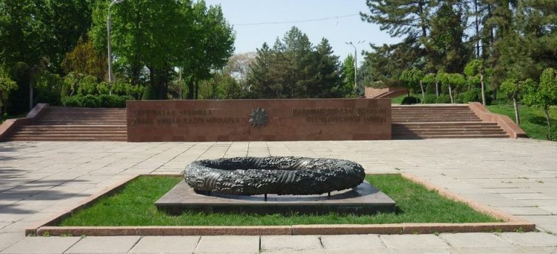 Входная архитектурная группа мемориала «Братские могилы».