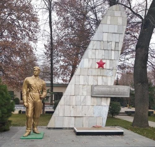 г. Душанбе. Памятник Герою Советского Союза Ивану Душкину в Душанбинском аэропорту.