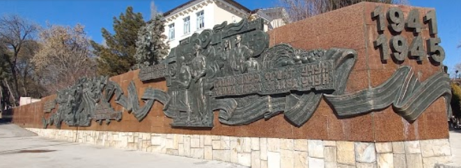 Входная архитектурная группа мемориала «Братские могилы».