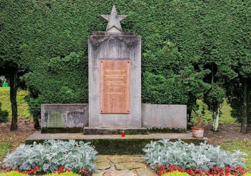 Брук-Ан-Дер-Мур. Братская могила советских воинов и военнопленных на общинном кладбище St. Ruprecht.