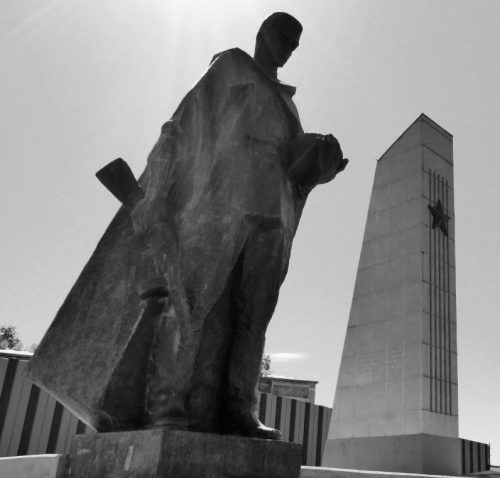 г. Истаравшан. Монумент с памятниками воина и скорбящей матери в честь павших воинов - таджикистанцев в годы войны.