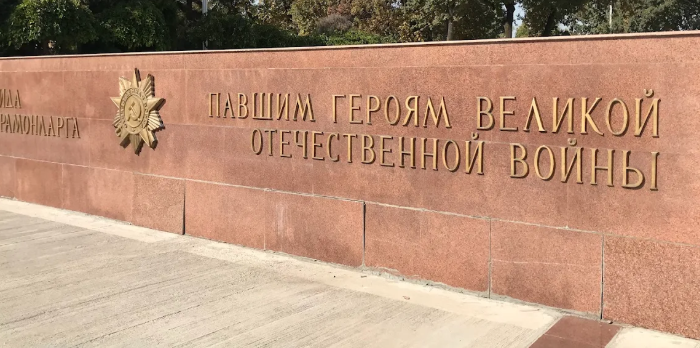 Входная архитектурная группа мемориала «Братские могилы».