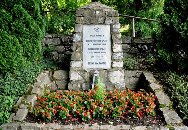 Вайц. Братская могила на общинном кладбище.