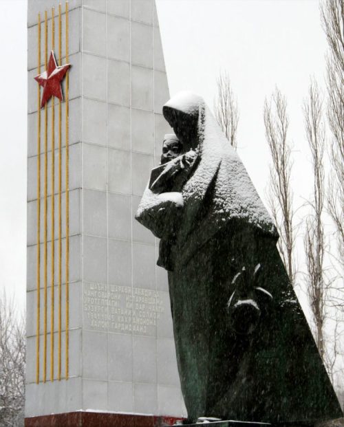 г. Истаравшан. Монумент с памятниками воина и скорбящей матери в честь павших воинов - таджикистанцев в годы войны.