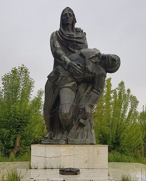 с. Айгезард. Памятники погибшим землякам.