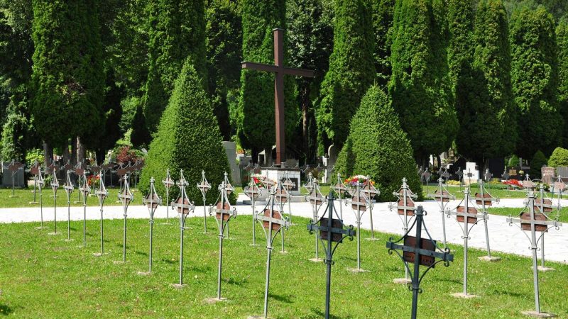 Шпиталь-Ан-Дер-Драу. Памятник и могилы на сборном воинском захоронении общинного кладбища, где захоронено 2400 человек.