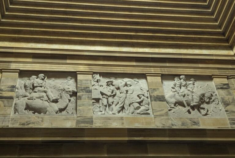 Внутри монумента.