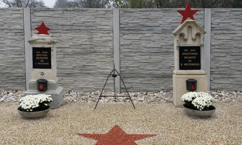 Киттзее. Памятник на могиле на общинном кладбище.