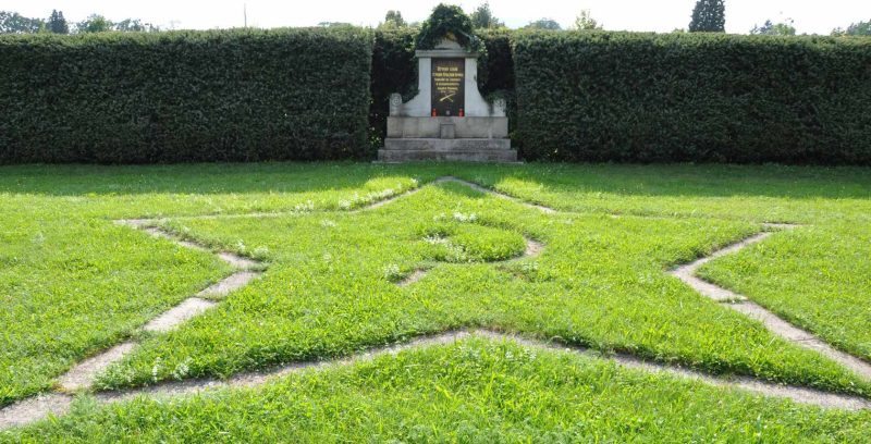 г. Грац. Братская могила советских воинов на Центральном кладбище.