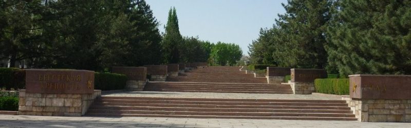 Центральная аллея мемориала.