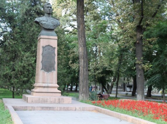 г. Бишкек. Памятник дважды Герою Советского Союза летчику Талгату Бегельдинову на «Аллеи героев».