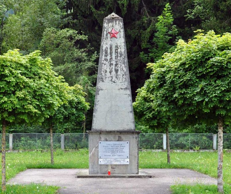 Шпиталь-Ан-Дер-Драу. Памятник и могилы на сборном воинском захоронении общинного кладбища, где захоронено 2400 человек.