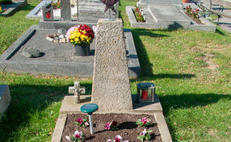 Клингенбах. Братская могила на общинном кладбище.