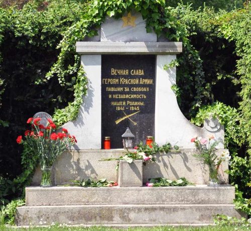 г. Грац. Братская могила советских воинов на Центральном кладбище.