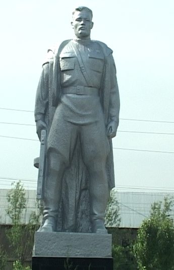 г. Канибадам. Памятник первому таджику, удостоенному звания Героя Советского Союза, Негмату Карабаеву.