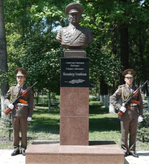 г. Бишкек. Памятник Герою Советского Союза генерал-лейтенанту Калыйнуру Усенбекову, установленный в Военном институте Вооруженных сил.