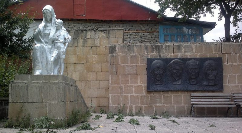 п. Лагич. Мемориал в память об участниках войны.