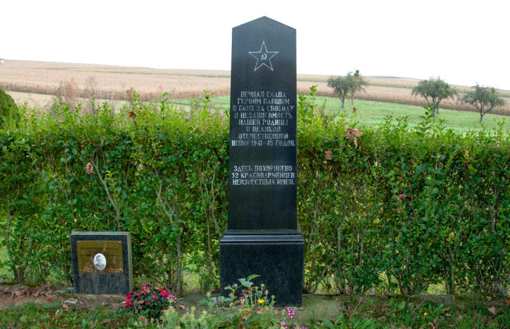 Лойперсдорф-Китцладен. Братская могила у общинного кладбища населенного пункта Маркт Алльхау.