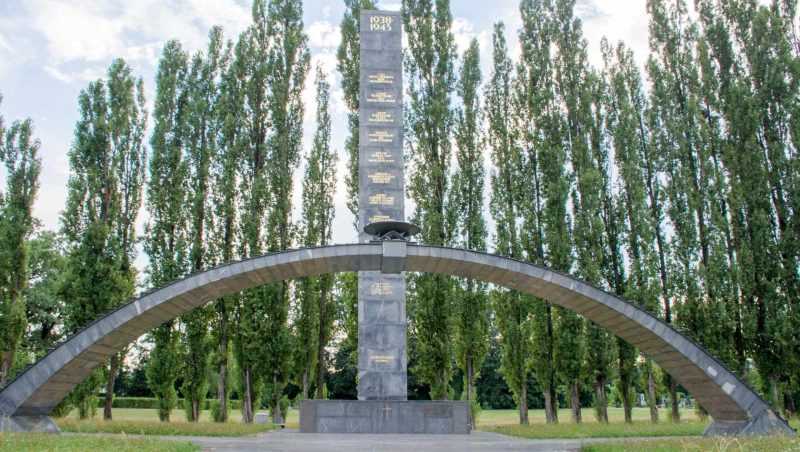 г. Грац. Монумент в память о жертвах национал-социализма. В гранитном блоке находятся 400 урн с прахом погибших. На внутренней стороне арки выгравированы 2510 имен, в том числе погибших советских военнопленных и угнанных на принудительные работы.