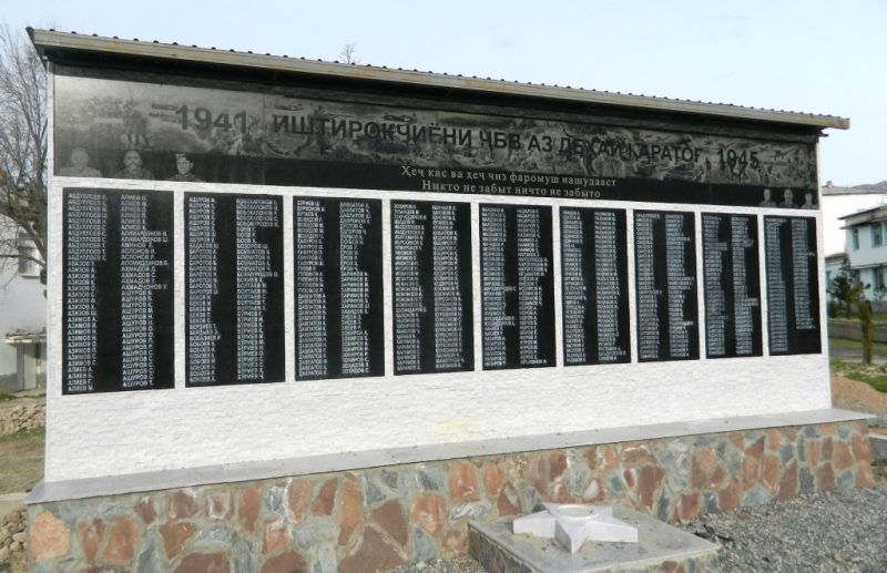 п. Каратаг. Скорбный мемориал жителям поселка, погибшим на войне.