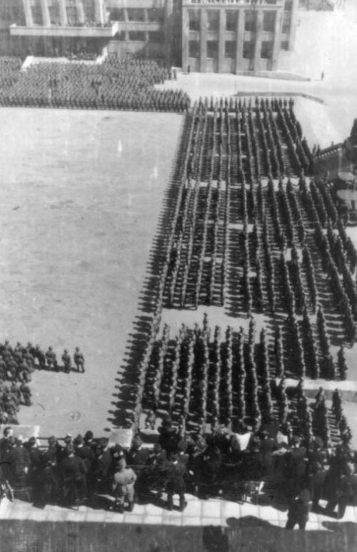 Полицейские батальоны в парадном строю. Минск, оккупированная Беларусь, 1943 г.