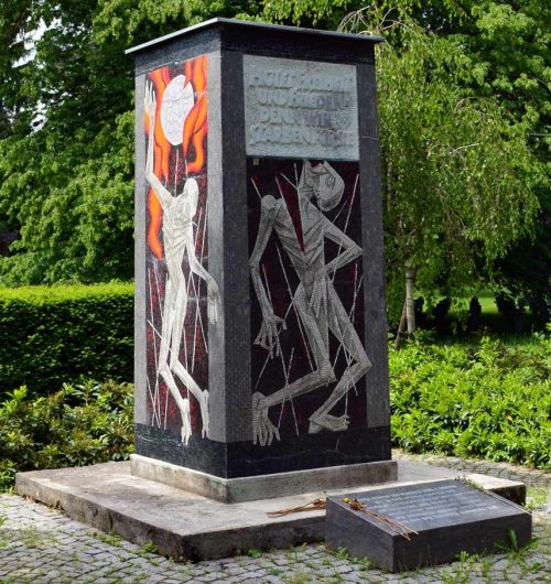 г. Грац. Монумент в память о жертвах национал-социализма. В гранитном блоке находятся 400 урн с прахом погибших. На внутренней стороне арки выгравированы 2510 имен, в том числе погибших советских военнопленных и угнанных на принудительные работы.