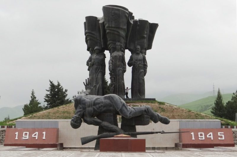 г. Куляб. Мемориальный комплекс славы павшим воинам.