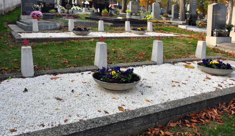 Никельсдорф. Две братские могилы на общинном кладбище.